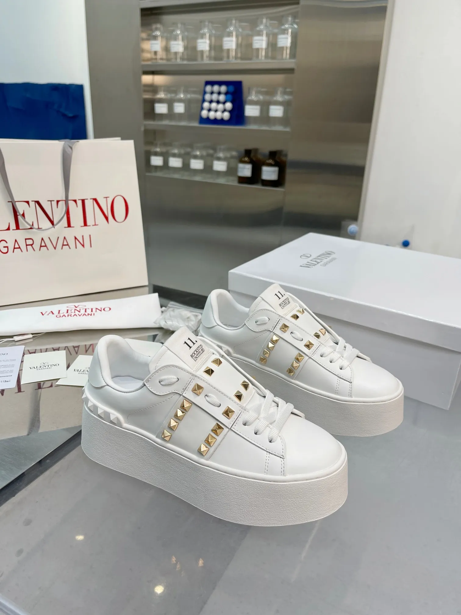 👟👟Ex-factory price 620👟👟 The latest thick-soled high version of Nujia Valentino Valentino 23ss spring and summer thick-soled rivet sports and casual shoes white shoes 2023 latest model hot-selling series hard to find after being launched in Japan super hot classic rivet series with thick sole 6cm higher purchased original development every detail is very exquisite🎁 Upper: silk cowhide splicing Lining: Cowhide lining Outsole: Original synchronized TPR outsole 6cm height increase Size: Female 35-41 (40.41 customized)